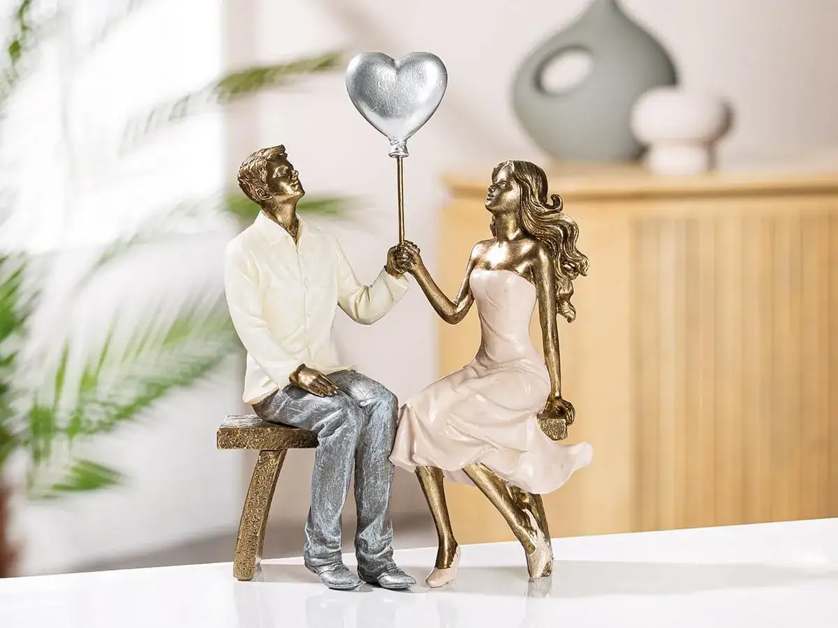 Weiße Gilde Skulptur auf Sideboard Dekoration